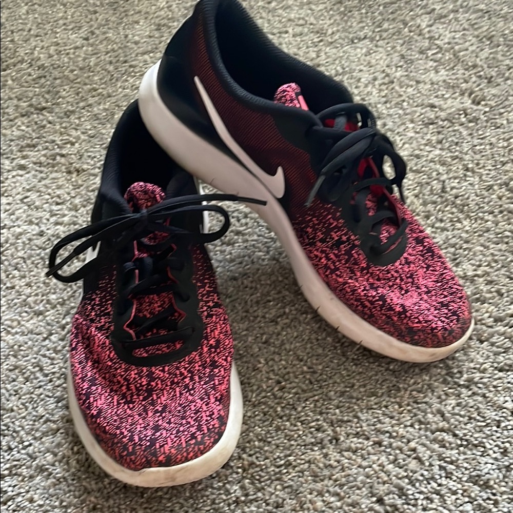 Nike Big Kids Size 7Y Black and Pink Running Sneakers